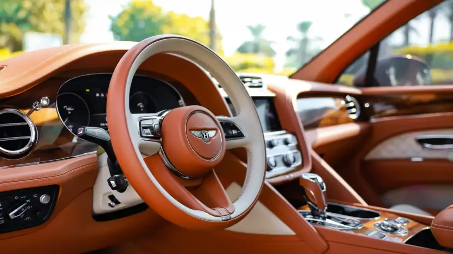 Rent Bentley Bentayga Green in Dubai — photo 5 of 6