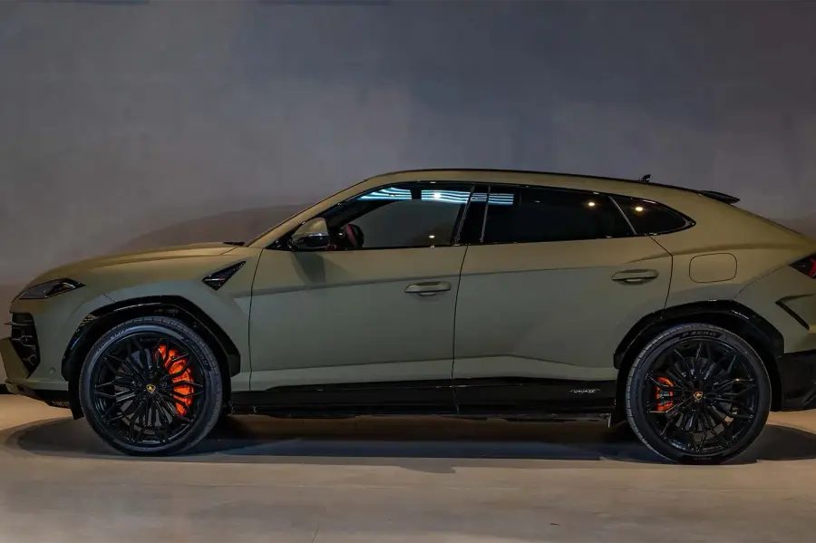 เช่ารถ Lamborghini Urus SE สีเขียว ในดูไบ — รูปที่ 2 จาก 5