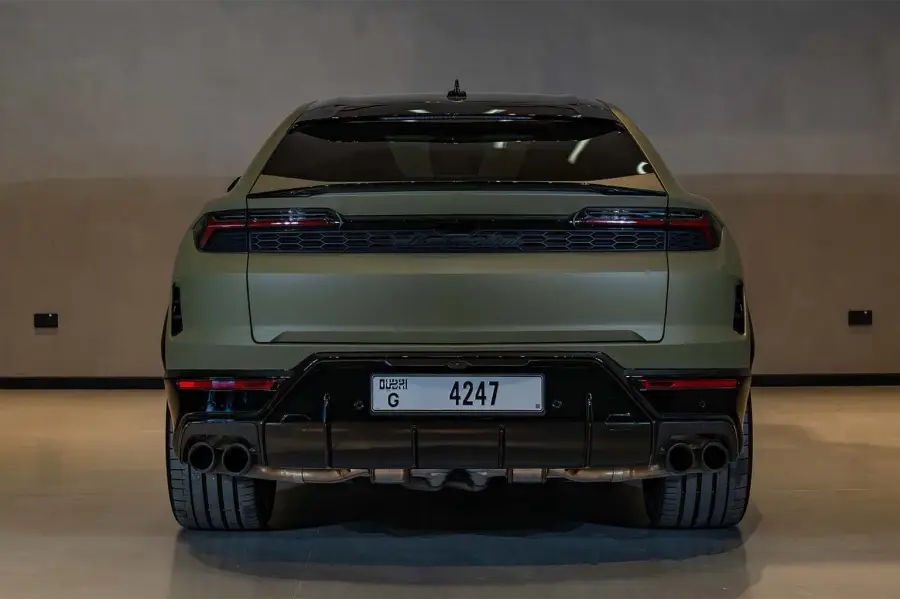 เช่ารถ Lamborghini Urus SE สีเขียว ในดูไบ — รูปที่ 3 จาก 5
