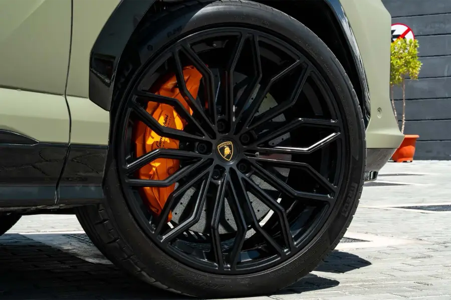 เช่ารถ Lamborghini Urus SE สีเขียว ในดูไบ — รูปที่ 4 จาก 5