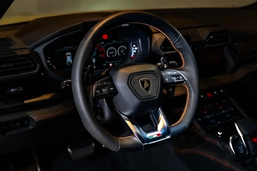 เช่ารถ Lamborghini Urus SE สีเขียว ในดูไบ — รูปที่ 5 จาก 5