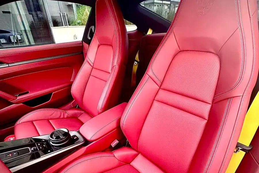 Rent Porsche 911 Carrera White in Dubai — photo 6 of 6