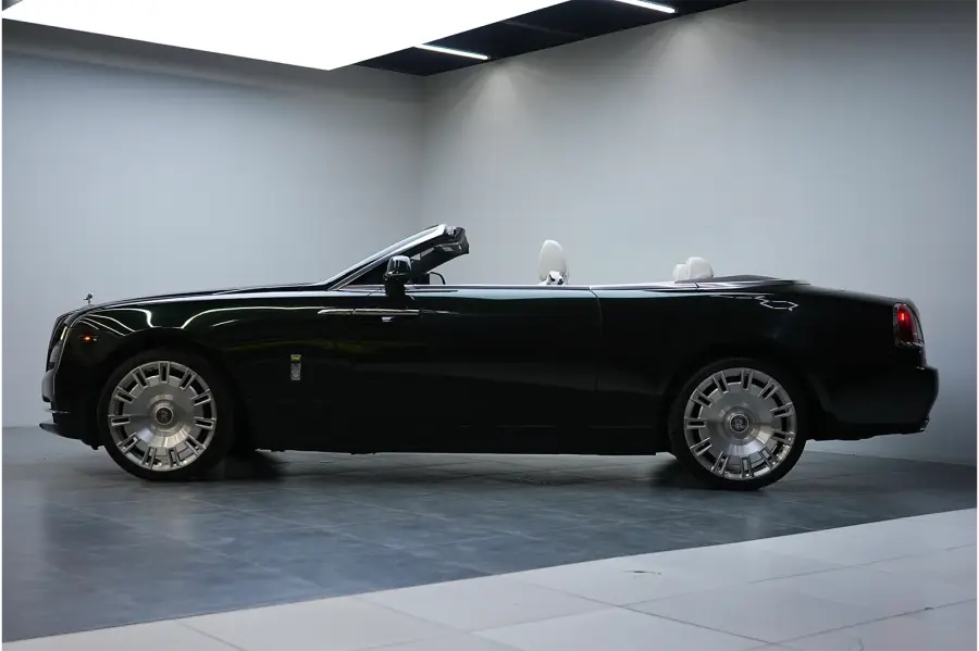 دبئی میں Rolls-Royce Dawn سبز کرایہ پر لیں — تصویر 3 از 7