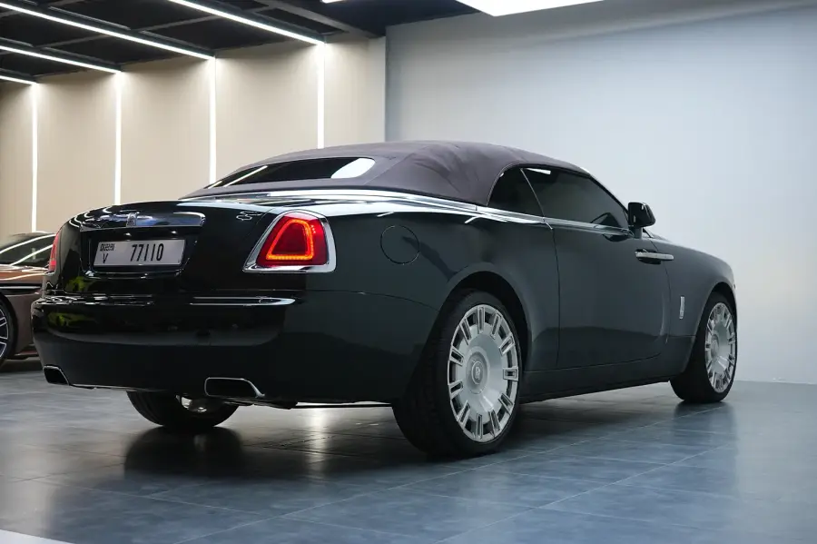 دبئی میں Rolls-Royce Dawn سبز کرایہ پر لیں — تصویر 4 از 7