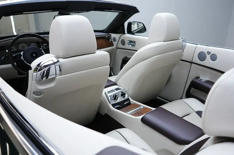 دبئی میں Rolls-Royce Dawn سبز کرایہ پر لیں — تصویر 5 از 7
