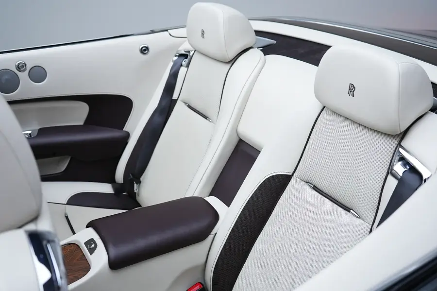 دبئی میں Rolls-Royce Dawn سبز کرایہ پر لیں — تصویر 6 از 7