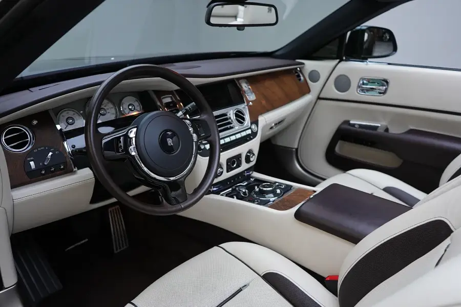 دبئی میں Rolls-Royce Dawn سبز کرایہ پر لیں — تصویر 7 از 7