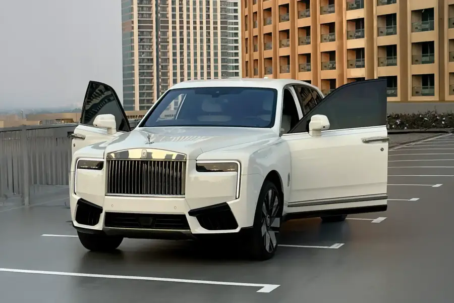 Rent Rolls-Royce Cullinan White 2025 in Dubai — photo 2 of 10