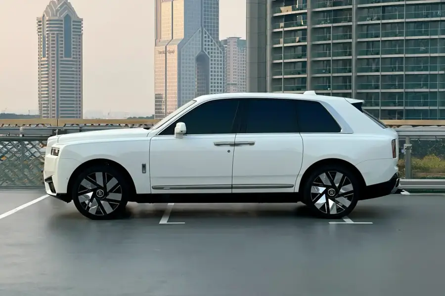 Rent Rolls-Royce Cullinan White 2025 in Dubai — photo 3 of 10