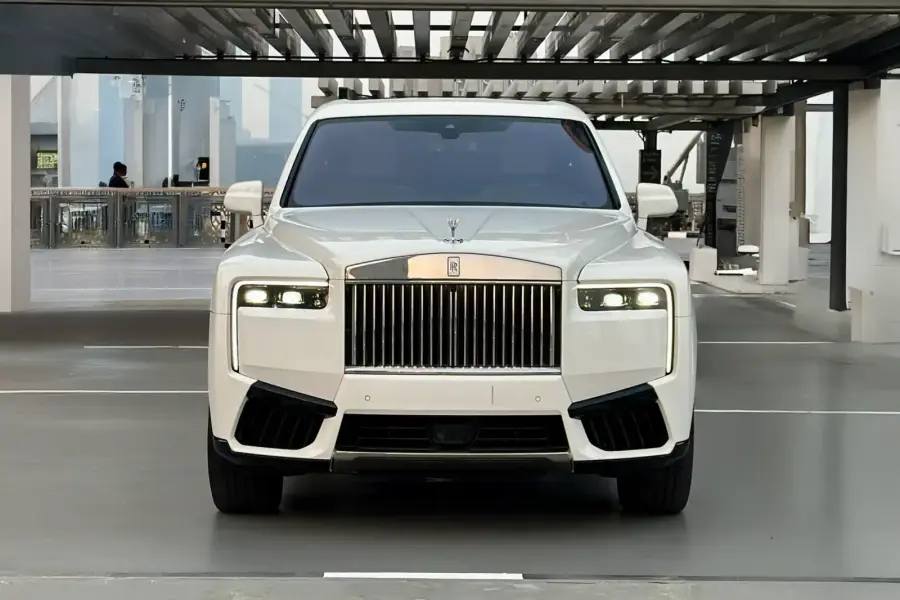 Rent Rolls-Royce Cullinan White 2025 in Dubai — photo 4 of 10