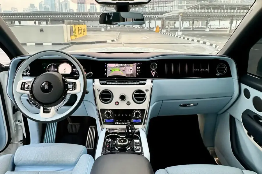 Rent Rolls-Royce Cullinan White 2025 in Dubai — photo 5 of 10