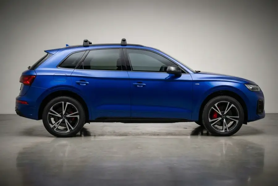 Alquile un Audi Q5 azul 2021 en Dubái — foto 2 de 5
