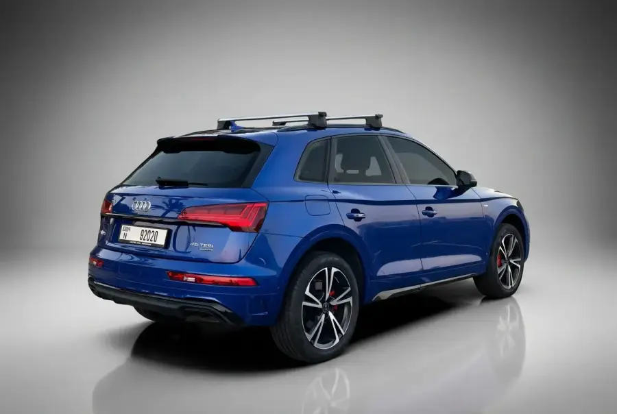 Alquile un Audi Q5 azul 2021 en Dubái — foto 4 de 5