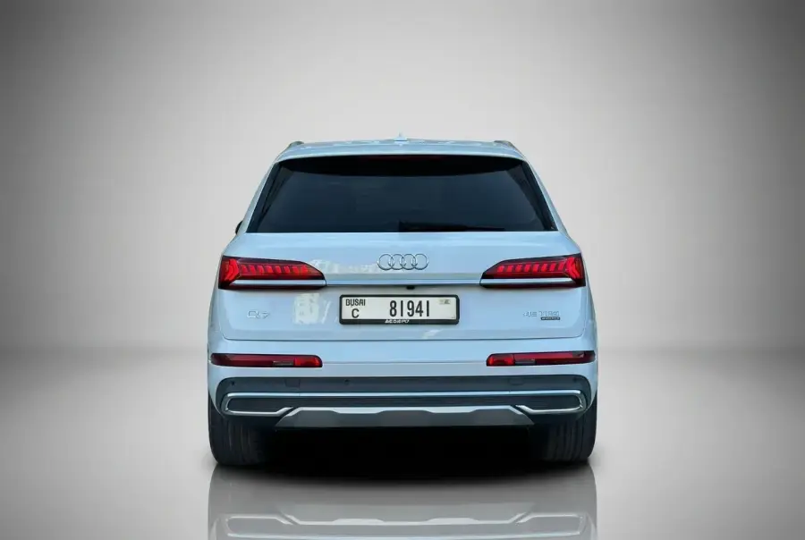 Rent Audi Q7 White 2021 in Dubai — photo 3 of 4