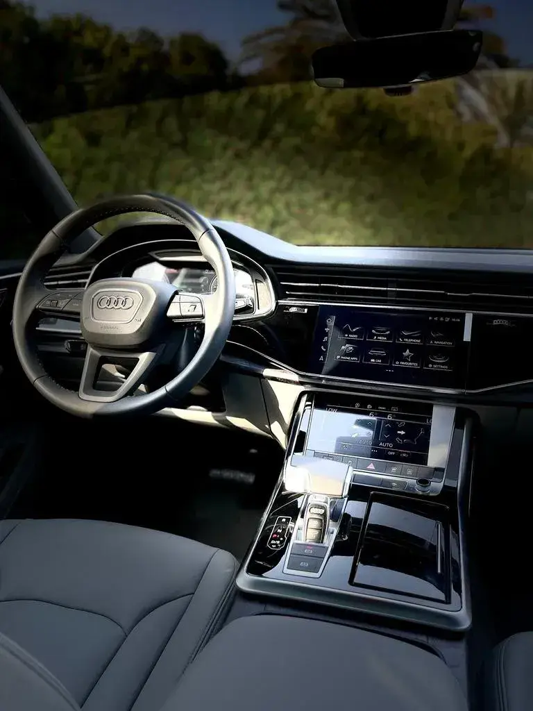 Аренда Audi Q7 синего цвета 2022 года в Дубае в аренду в Дубай, ОАЭ — Audi — фото 4 из 5
