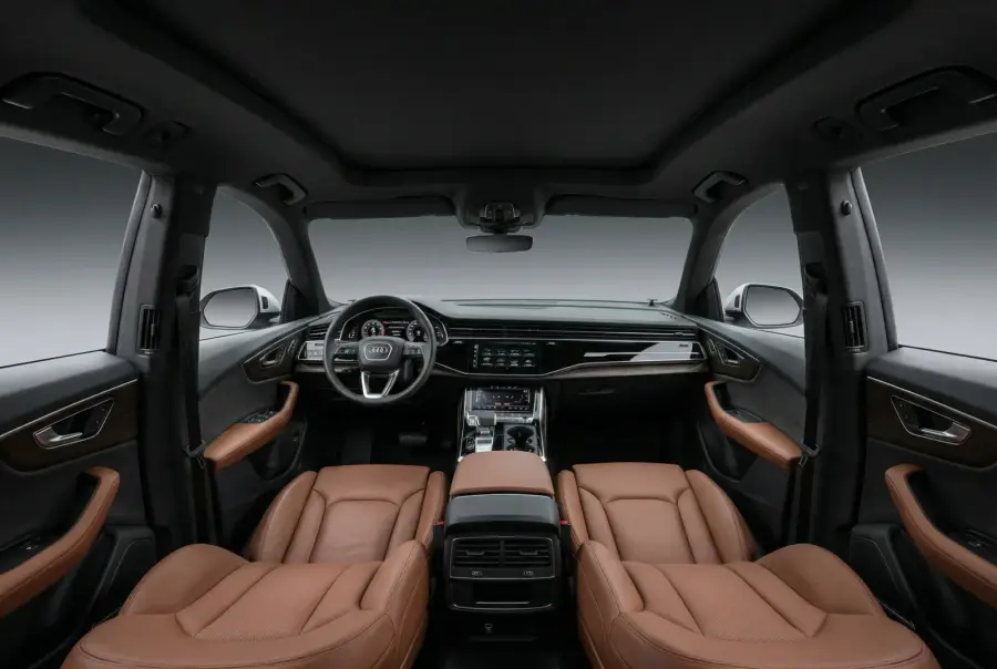 Rent Audi Q8 White 2021 in Dubai — photo 4 of 5