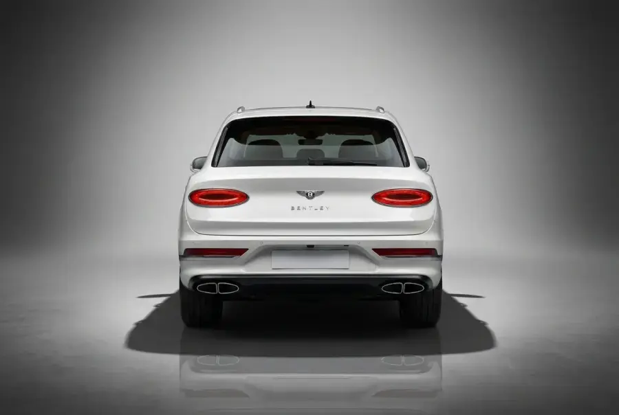 Rent Bentley Bentayga White 2022 in Dubai — photo 3 of 5