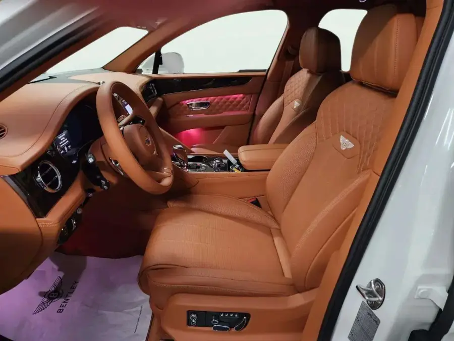 Rent Bentley Bentayga White 2022 in Dubai — photo 4 of 5