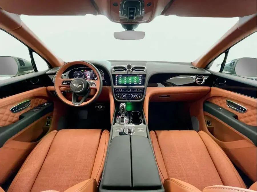 Rent Bentley Bentayga White 2022 in Dubai — photo 5 of 5