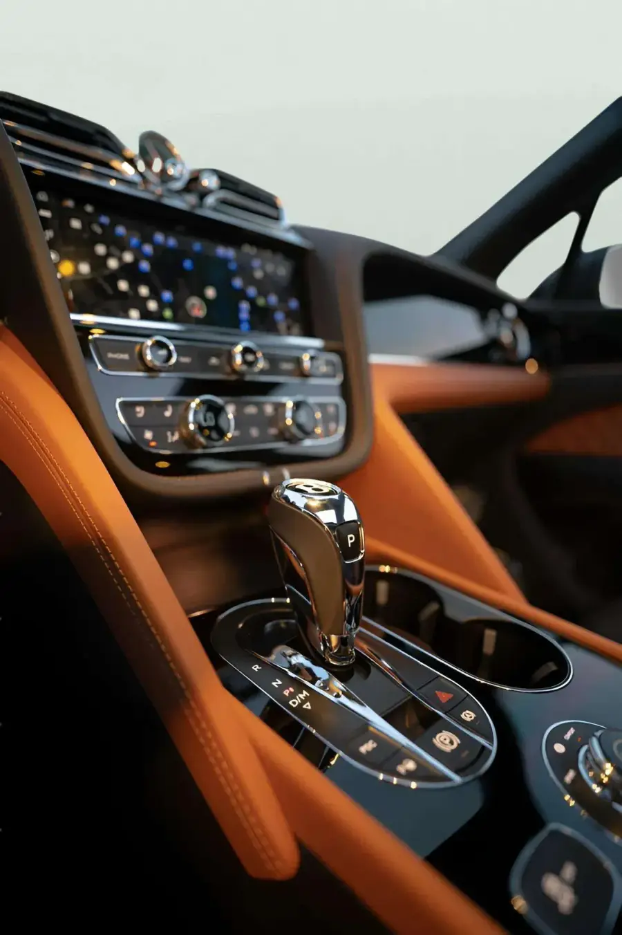 Rent Bentley Bentayga Bronze 2022 in Dubai — photo 4 of 7