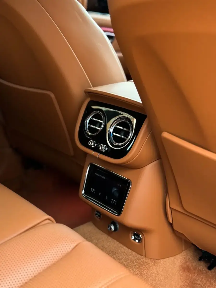 Rent Bentley Bentayga Black 2023 in Dubai — photo 9 of 11