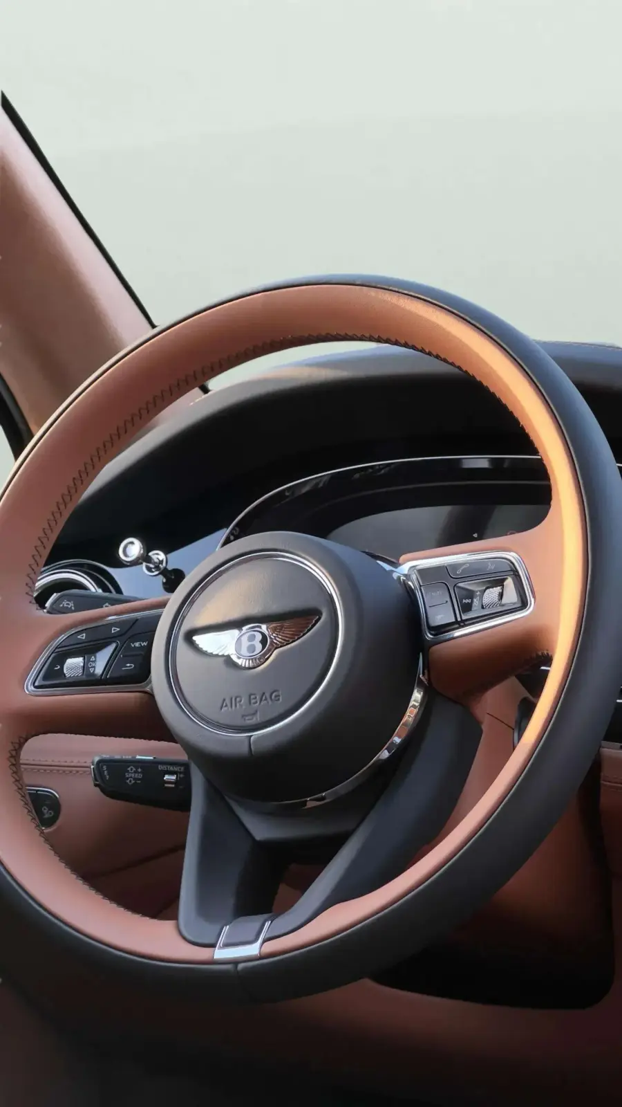 Rent Bentley Bentayga White 2024 in Dubai — photo 7 of 9
