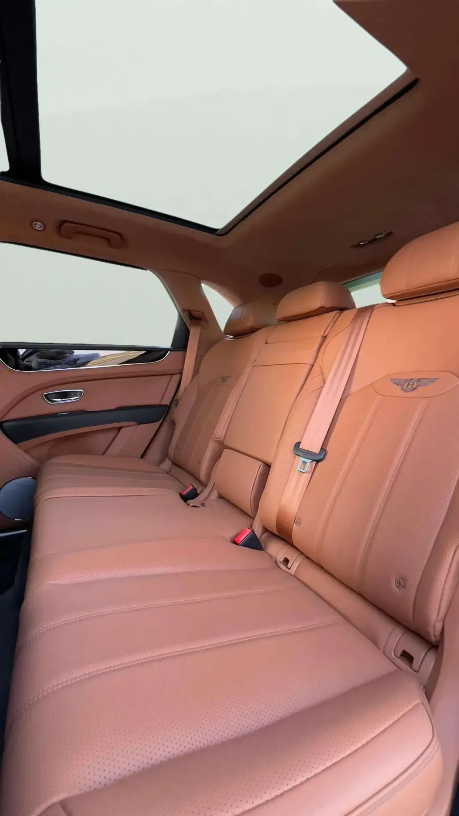 Rent Bentley Bentayga White 2024 in Dubai — photo 8 of 9