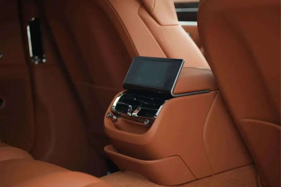 Аренда Bentley Flying Spur серого цвета 2024 года в Дубае в аренду в Дубай, ОАЭ — Bentley — фото 11 из 12