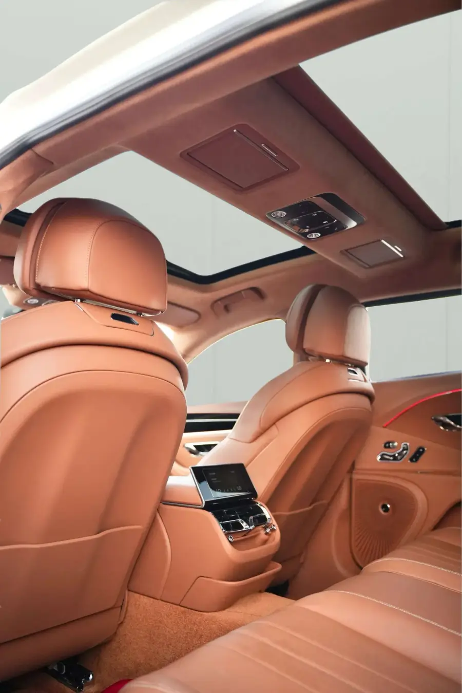 Rent Bentley Flying Spur White 2024 in Dubai — photo 8 of 10