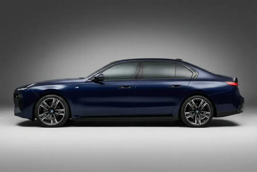 Rent BMW 735i Blue 2024 in Dubai — photo 3 of 7