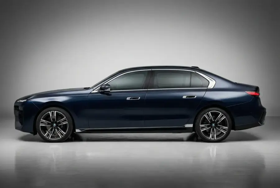 Rent BMW 735i Black 2024 in Dubai — photo 2 of 4