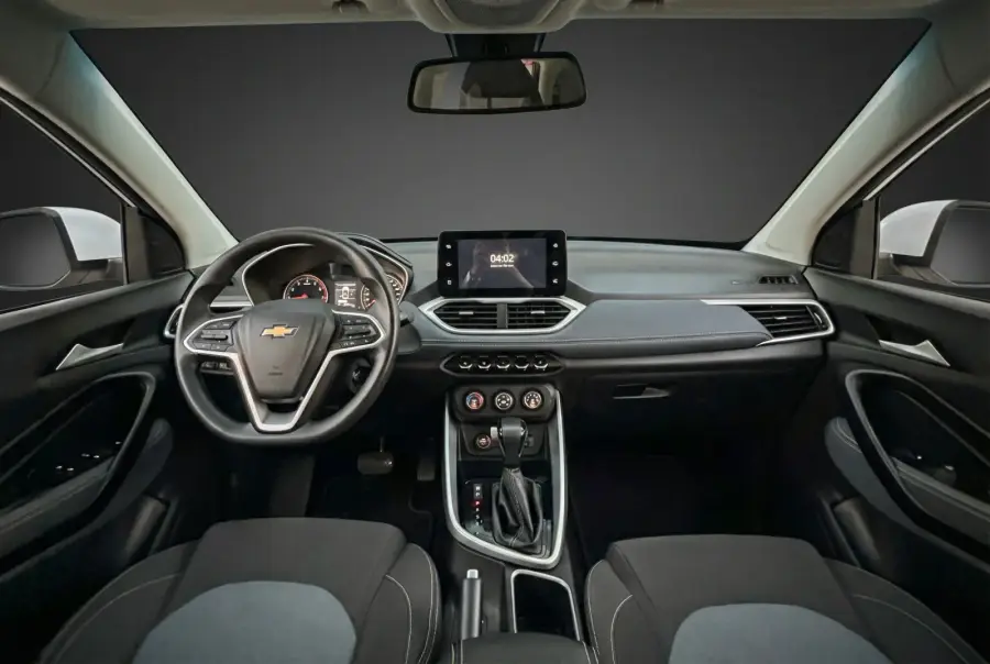 Rent Chevrolet Captiva White 2023 in Dubai — photo 4 of 5