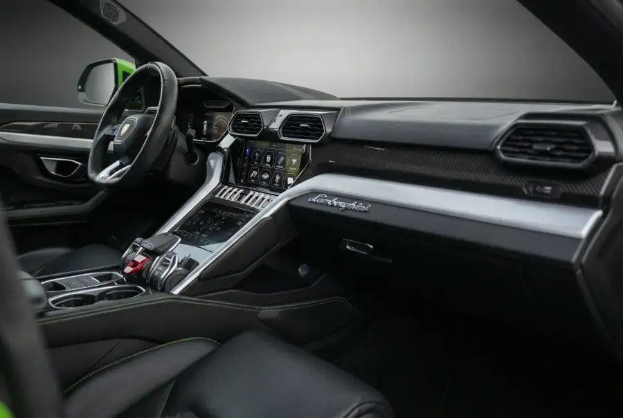 Alquila Lamborghini Urus Verde 2021 en Dubái — foto 4 de 9