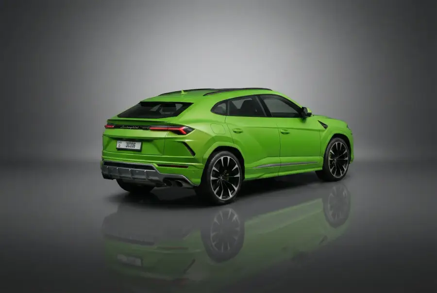 Alquila Lamborghini Urus Verde 2021 en Dubái — foto 5 de 9