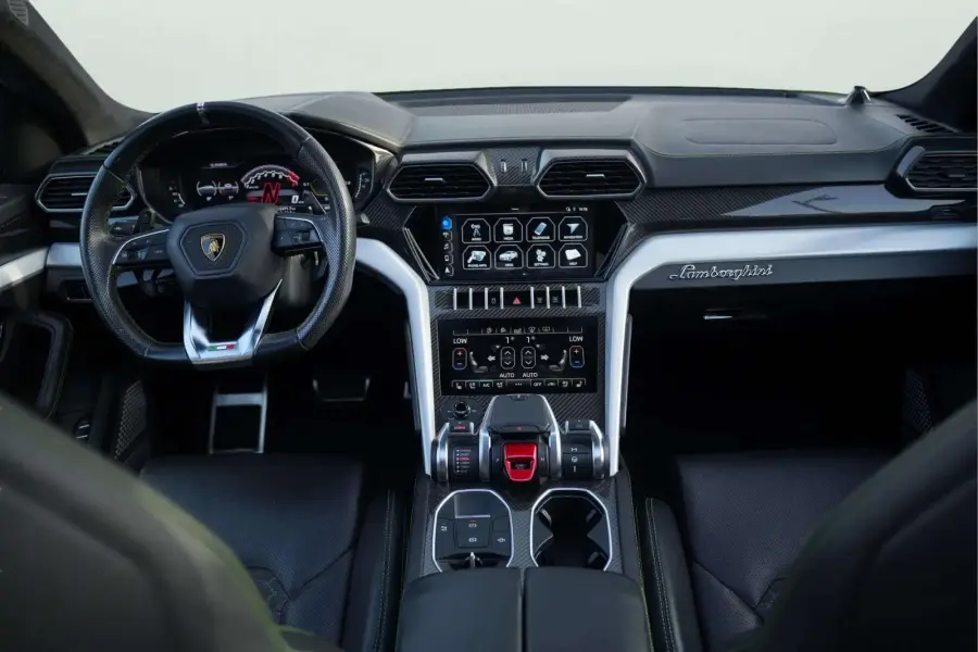 Alquila Lamborghini Urus Verde 2021 en Dubái — foto 6 de 9