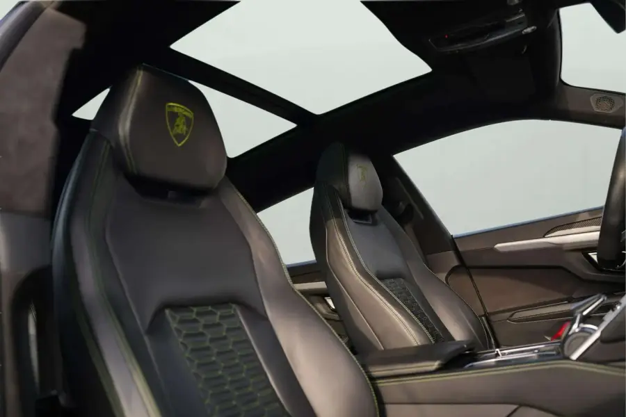 Alquila Lamborghini Urus Verde 2021 en Dubái — foto 7 de 9