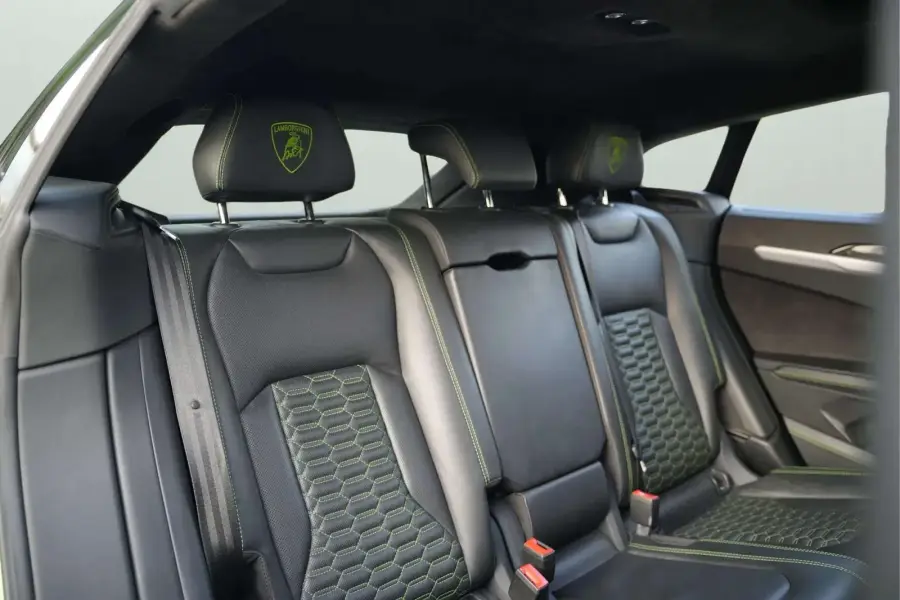 Alquila Lamborghini Urus Verde 2021 en Dubái — foto 8 de 9