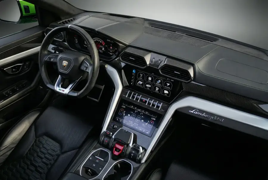 Alquila Lamborghini Urus Verde 2021 en Dubái — foto 9 de 9