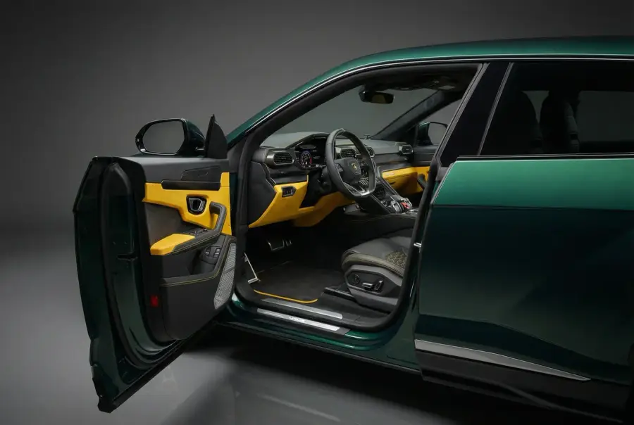 Rent Lamborghini Urus Green 2022 in Dubai — photo 3 of 5