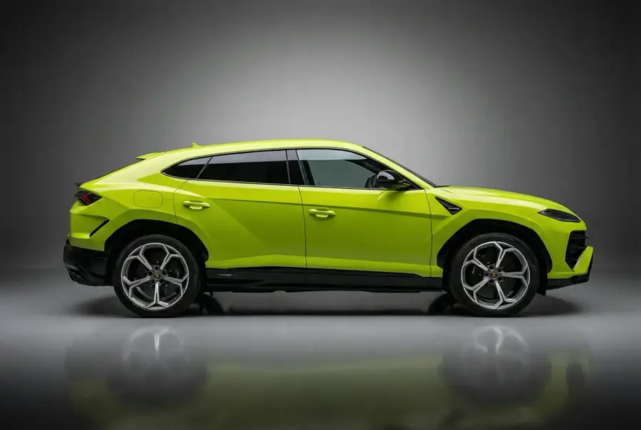 Rent Lamborghini Urus SE Green 2025 in Dubai — photo 3 of 5
