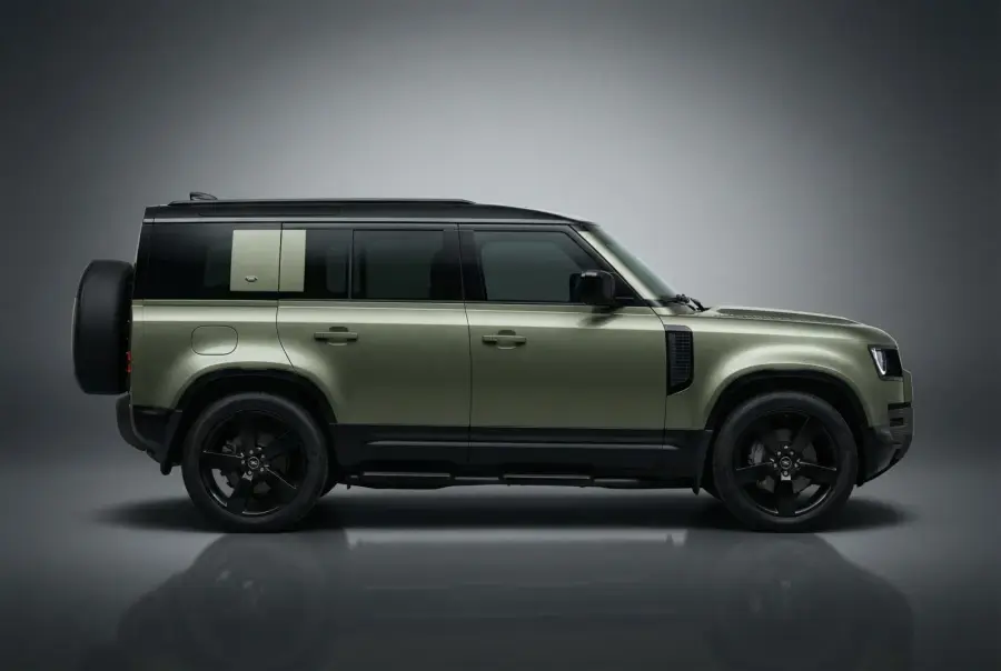 Rent Land Rover Defender Green 2023 in Dubai — photo 4 of 6