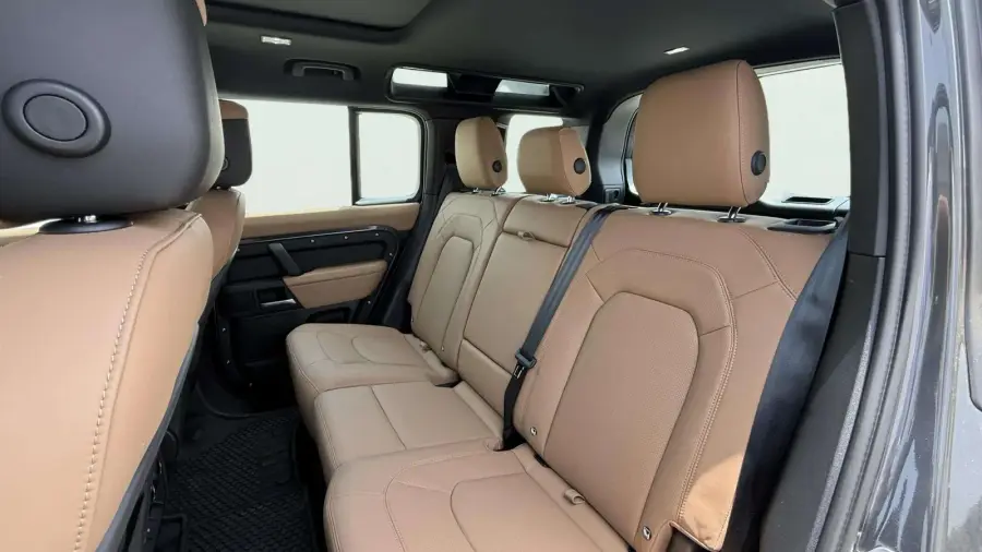 Rent Land Rover Defender Black 2025 in Dubai — photo 5 of 7