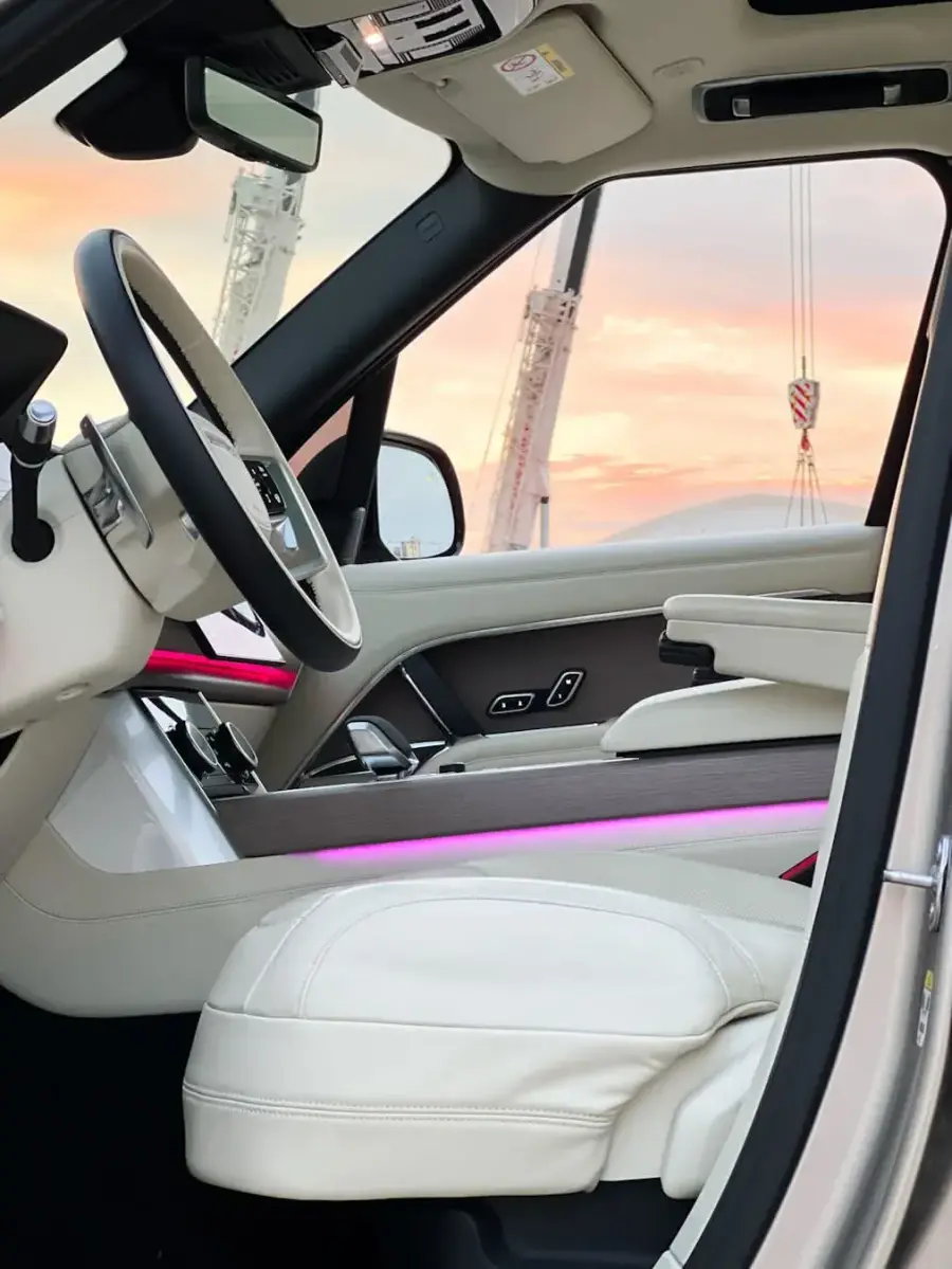 เช่ารถ Range Rover สีทอง 2022 ในดูไบ — รูปที่ 4 จาก 5
