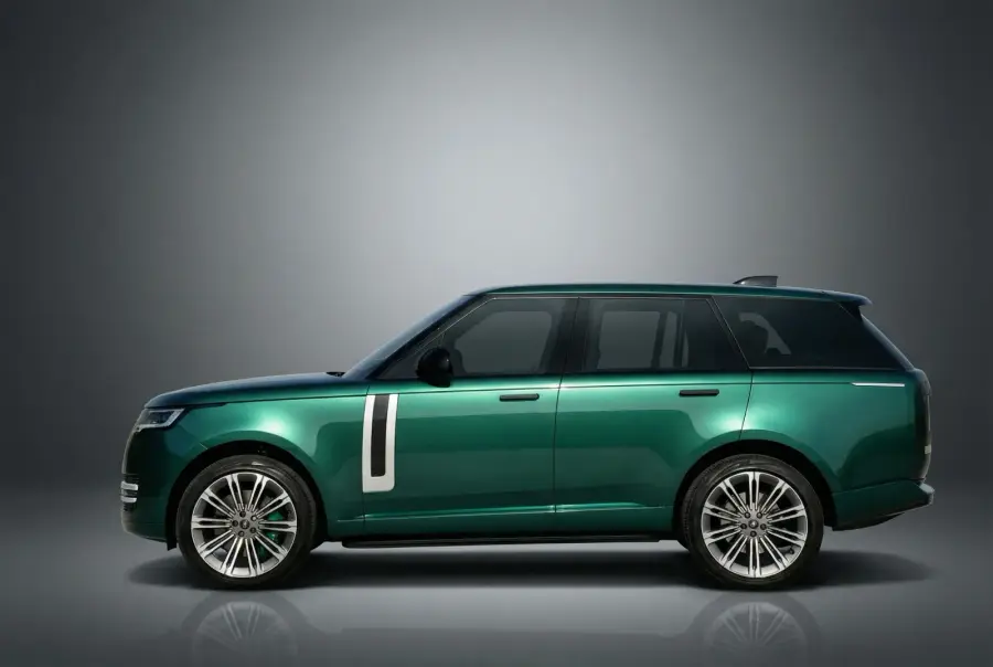 Rent Range Rover Autobiography Green 2023 in Dubai — photo 3 of 6
