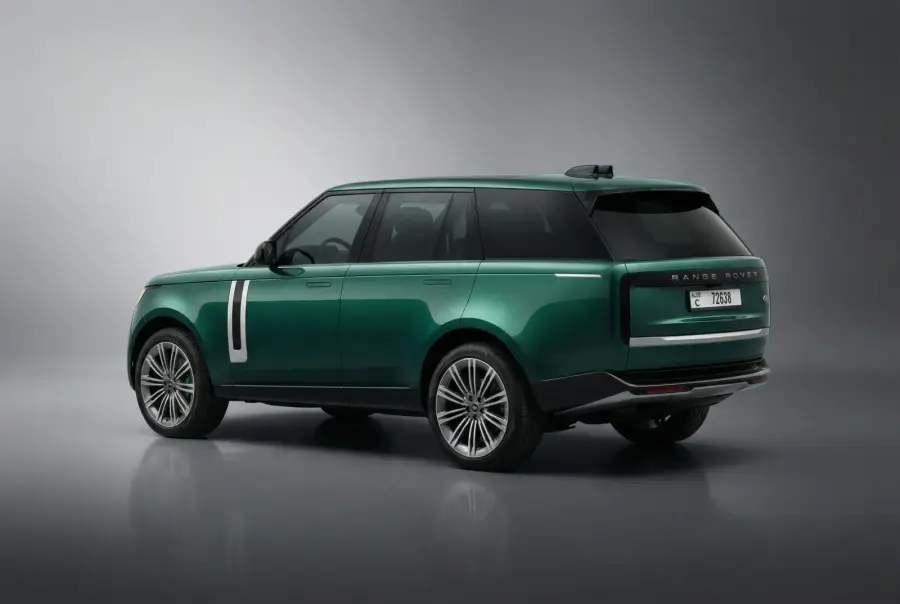 Rent Range Rover Autobiography Green 2023 in Dubai — photo 4 of 6