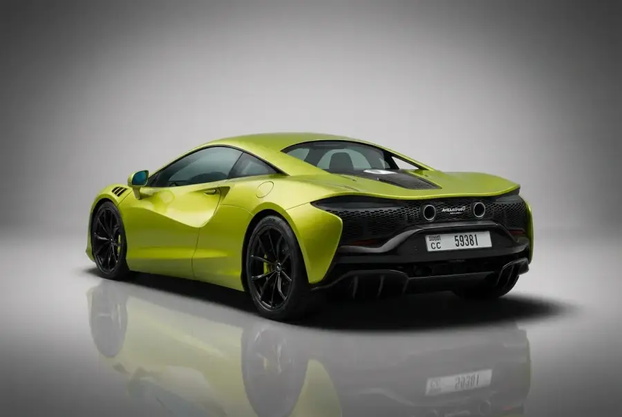 Rent McLaren Artura Green 2025 in Dubai — Mclaren — photo 2 of 3