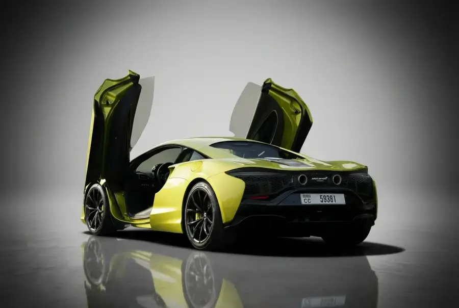 Rent McLaren Artura Green 2025 in Dubai — Mclaren — photo 3 of 3