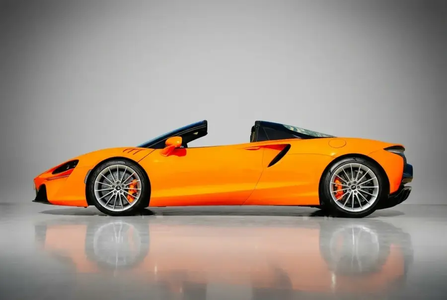 Rent McLaren Artura Spider Orange 2025 in Dubai — Mclaren — photo 3 of 5