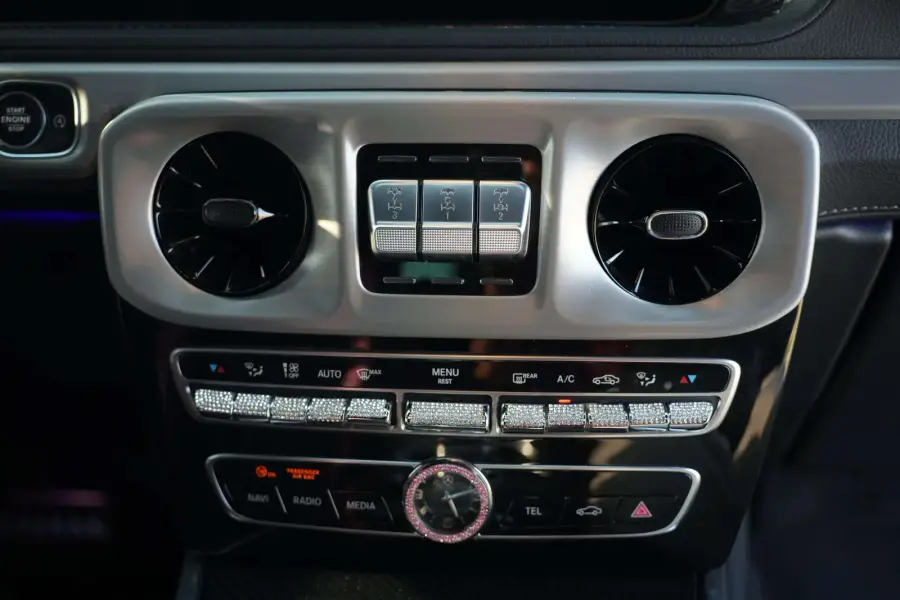 Rent Mercedes-Benz G500 Pink 2021 in Dubai — photo 5 of 11
