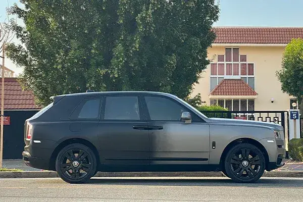Rent Rolls-Royce Cullinan Grey 2020 in Dubai — photo 3 of 4